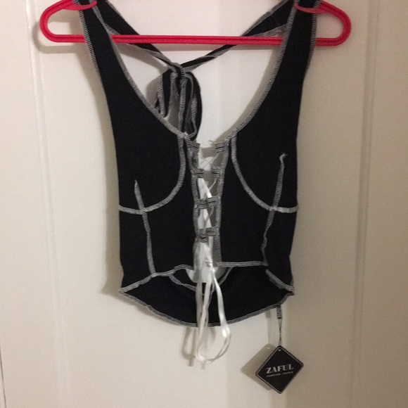 Black and white tank - Picture 2 of 5